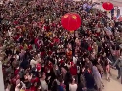 Heboh Lautan Manusia Tonton Atraksi Barongsai di Mal Bandung