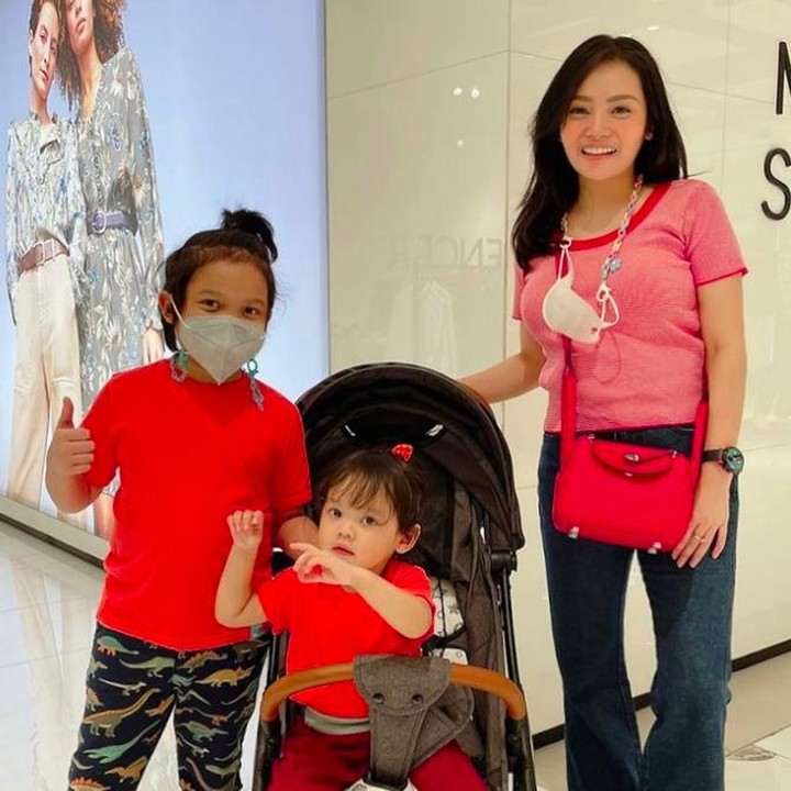 <p>Mawar Dhimas atau yang dikenal publik sebagai Mawar AFI ini sekarang sudah berstatus menjadi bunda tiga anak, lho. Hal ini terlihat lewat akun Instagram-nya, Bunda. (Foto: Instagram @mysamawar)</p>