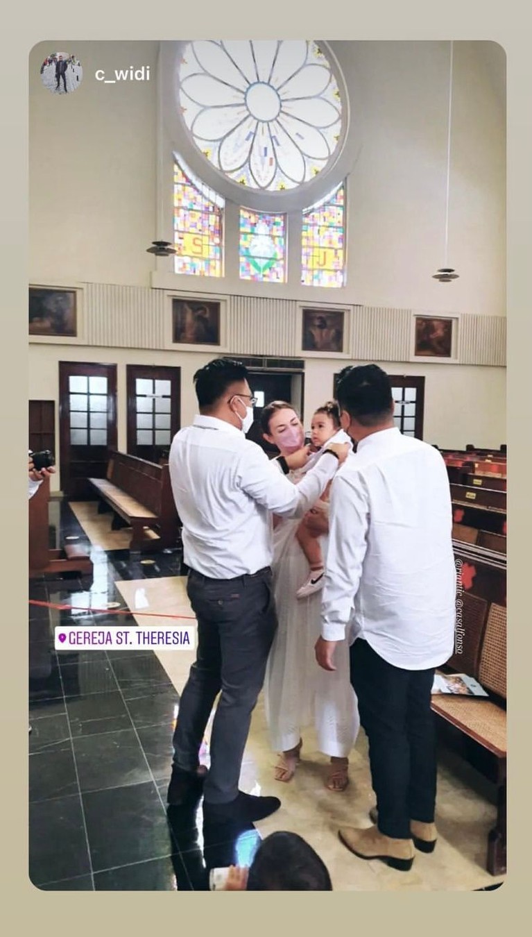 Rianti Cartwright dan suami tercinta baru menggelar acara pembaptisan putri mereka yang dihadiri para sahabat. Yuk intip!
