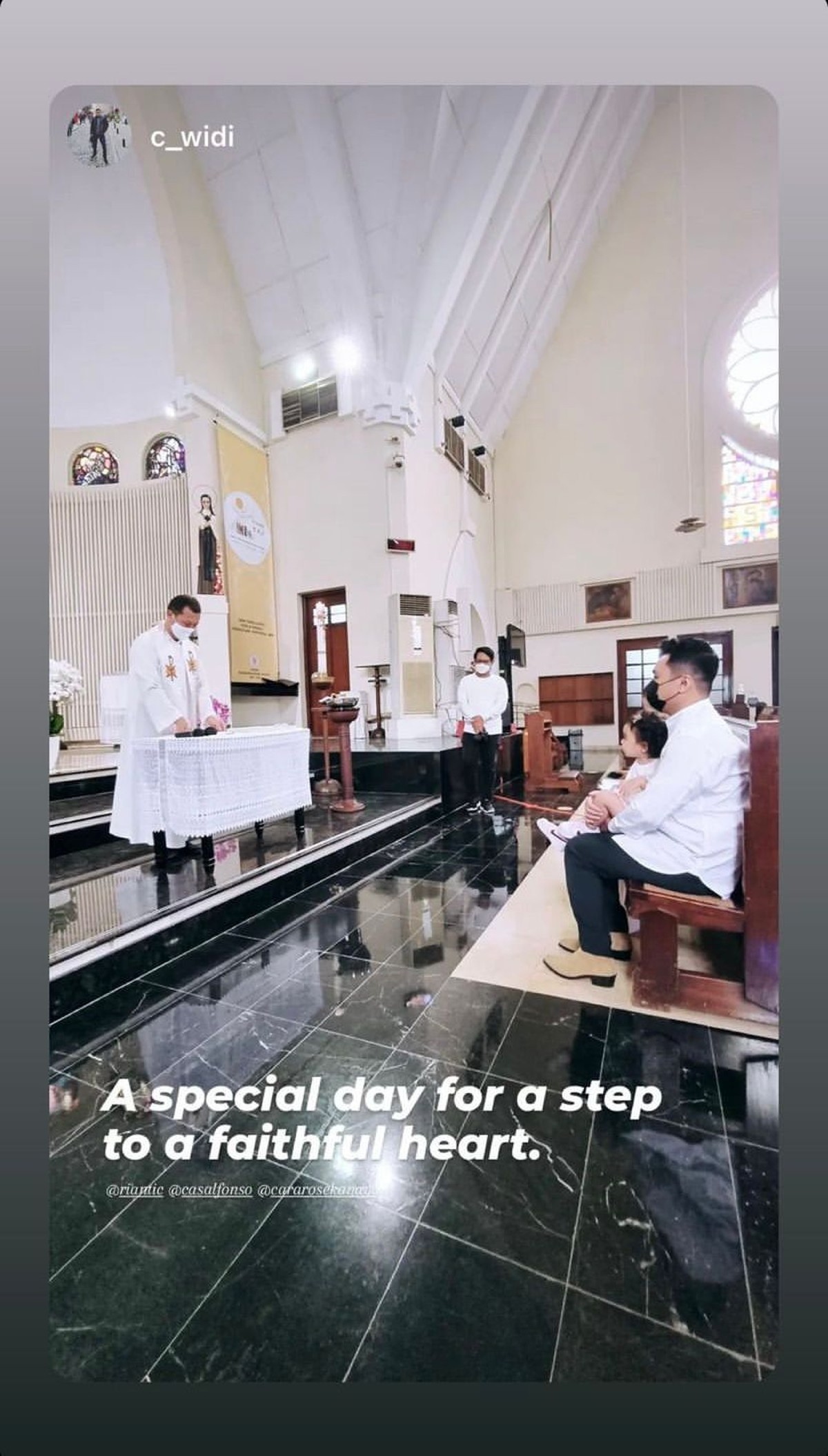 Rianti Cartwright dan suami tercinta baru menggelar acara pembaptisan putri mereka yang dihadiri para sahabat&period; Yuk intip&excl;