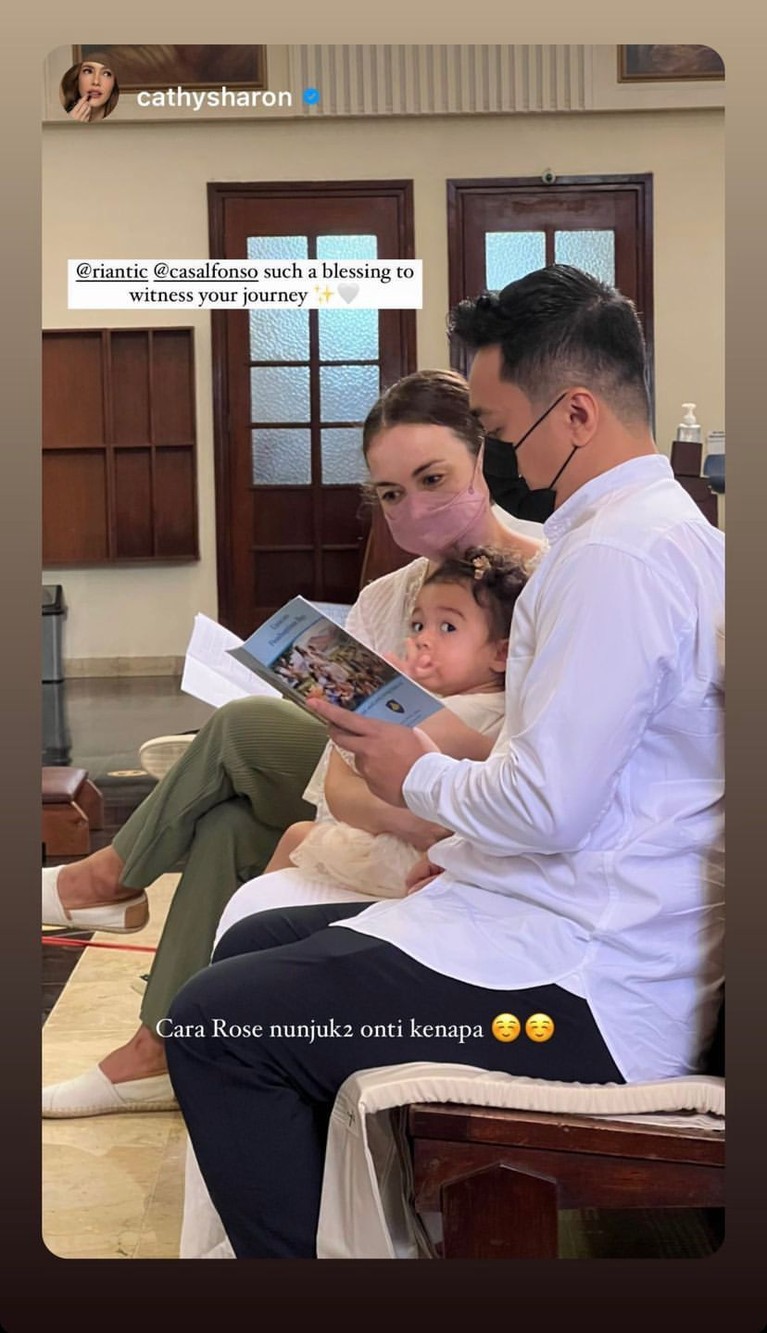 Rianti Cartwright dan suami tercinta baru menggelar acara pembaptisan putri mereka yang dihadiri para sahabat. Yuk intip!