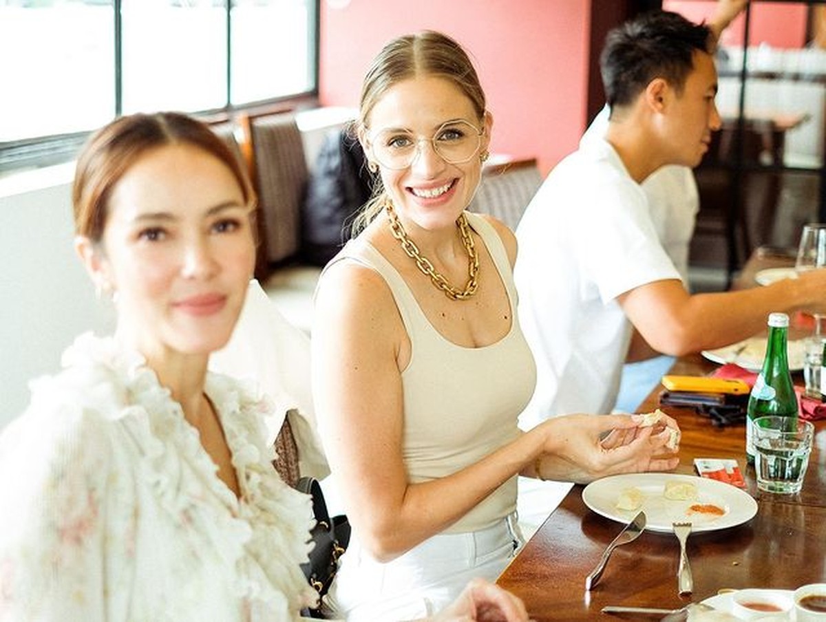 Rianti Cartwright dan suami tercinta baru menggelar acara pembaptisan putri mereka yang dihadiri para sahabat&period; Yuk intip&excl;