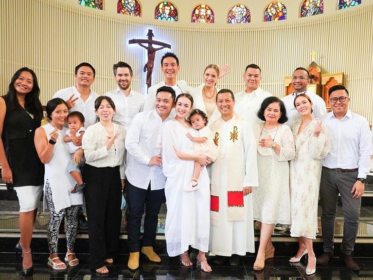 Rianti Cartwright dan suami tercinta baru menggelar acara pembaptisan putri mereka yang dihadiri para sahabat. Yuk intip!