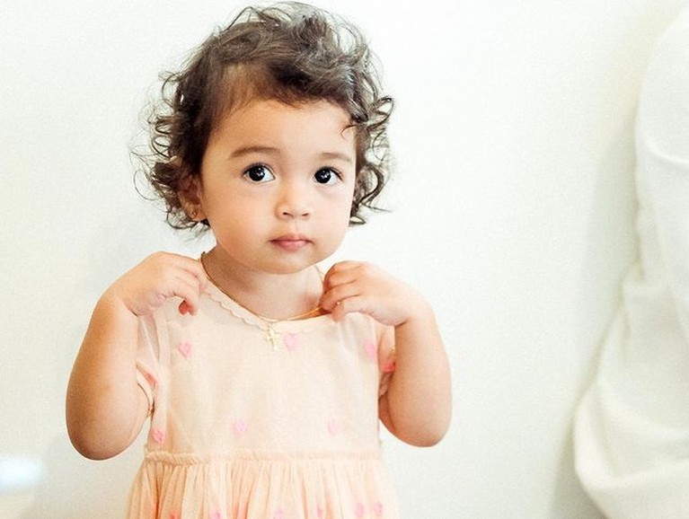 Momen Pembaptisan Anak Rianti Cartwright Rianti Cartwright dan suami tercinta baru menggelar acara pembaptisan putri mereka yang dihadiri para sahabat. Yuk intip!