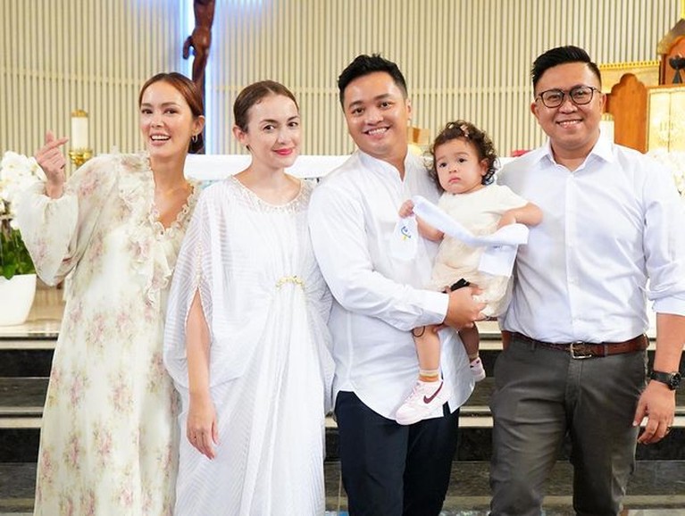 Rianti Cartwright dan suami tercinta baru menggelar acara pembaptisan putri mereka yang dihadiri para sahabat. Yuk intip!