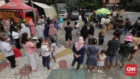 FOTO: Berburu Sembako di Pasar Murah Cililitan