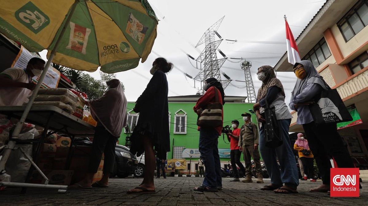 FOTO: Berburu Sembako di Pasar Murah Cililitan