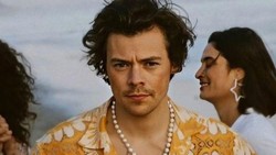 Gara-gara Harry Styles, Warna Kuku Oatmeal Jadi Tren Global