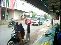 Lucu tapi Kasihan, Saking Buru-buru Anak Tertinggal dari Boncengan Bapaknya