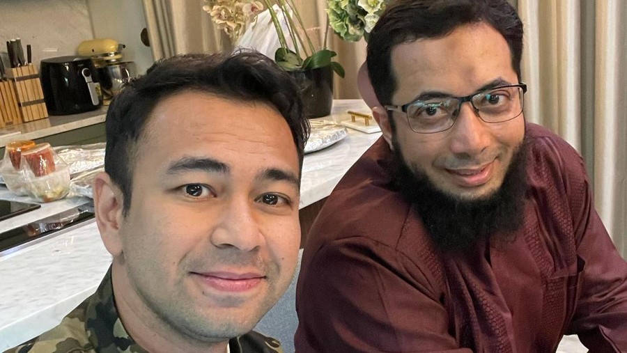 Raffi Ahmad dan Ustaz Khalid Basalamah Raffi Ahmad dan Ustaz Khalid Basalamah