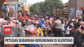 VIDEO: Ricuh Berburu Angpau, Petugas Bubarkan Kerumunan di Klenteng