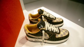 Penawaran Harga Lelang Sepatu Nike/LV Virgil Abloh Melonjak