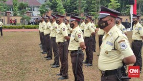 Seragam Baru Satpam: Warna Baju Krem, Celana Cokelat Tua