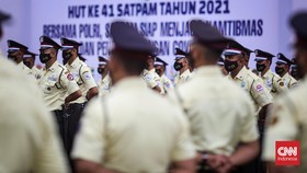 FOTO: Pamer Seragam Baru Satpam Warna Krem