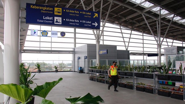 Stasiun Cikarang melayani penumpang kereta api (KA) jarak jauh mulai 1 Februari 2022.