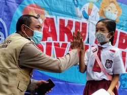 Ajak Tos, Cara Petugas di Bondowoso Agar Anak Tak Takut Divaksin