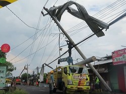 Yogyakarta Sempat Diterjang Hujan Angin, Pohon-Tiang Listrik Roboh!