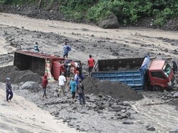 Dampak Hujan Jogja-Sleman: Reklame Tumbang, Truk Terjebak Banjir Lahar