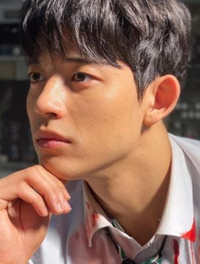 Belum lama ini, nama Lomon jadi sorotan di kalangan fans internasional berkat kemunculannya dalam serial All of Us Are Dead. Dalam drama ini, ia berperan sebagai Lee Su Hyeok, siswa SMA Hyosan yang populer dan pemberani/ foto: instagram.com/lomon991111