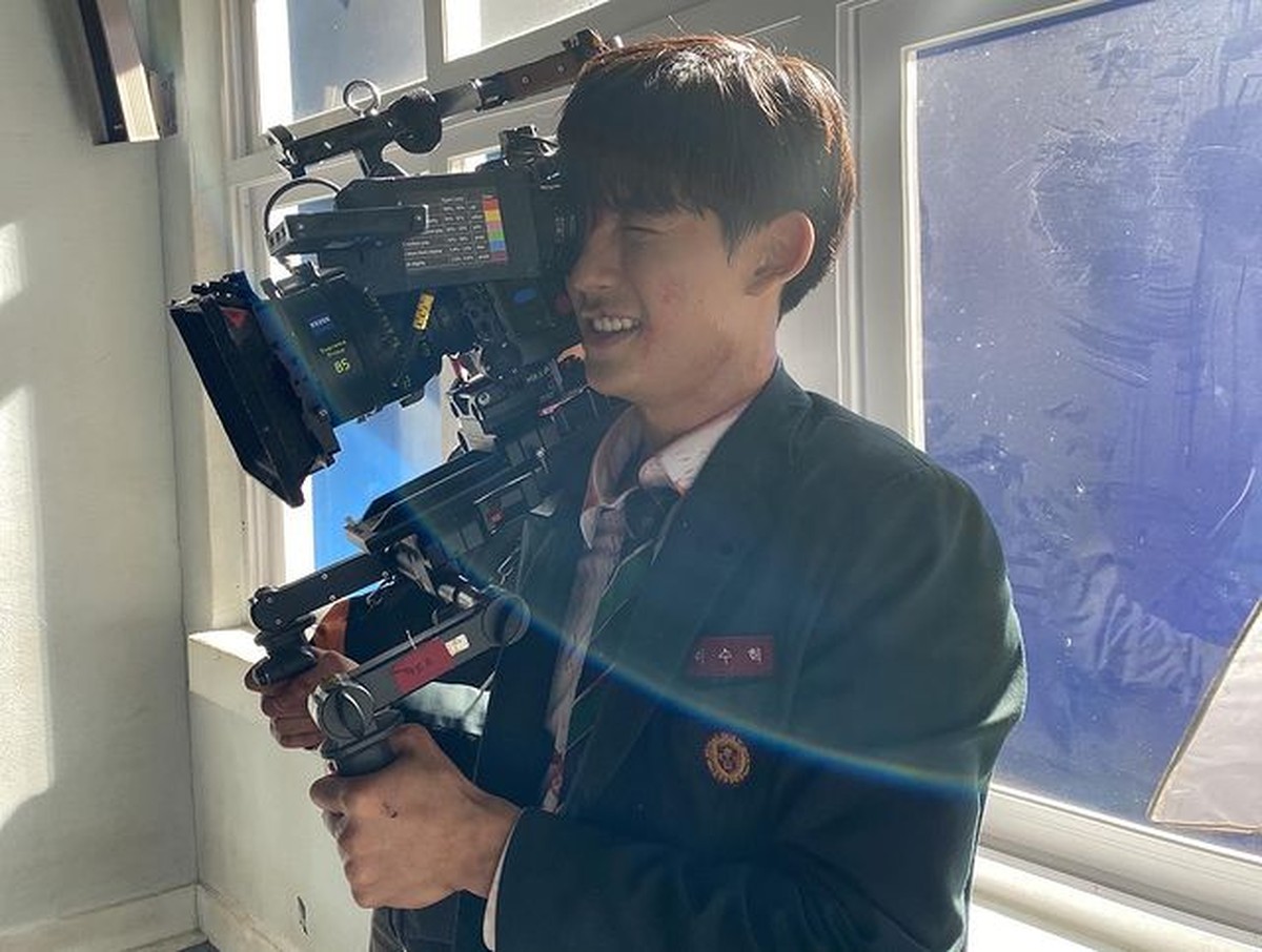 Drama All of Us Are Dead berhasil memuncaki posisi pertama di seluruh Dunia&period; Yuk&comma; intip potret keseruan para pemain dibalik layar&excl;