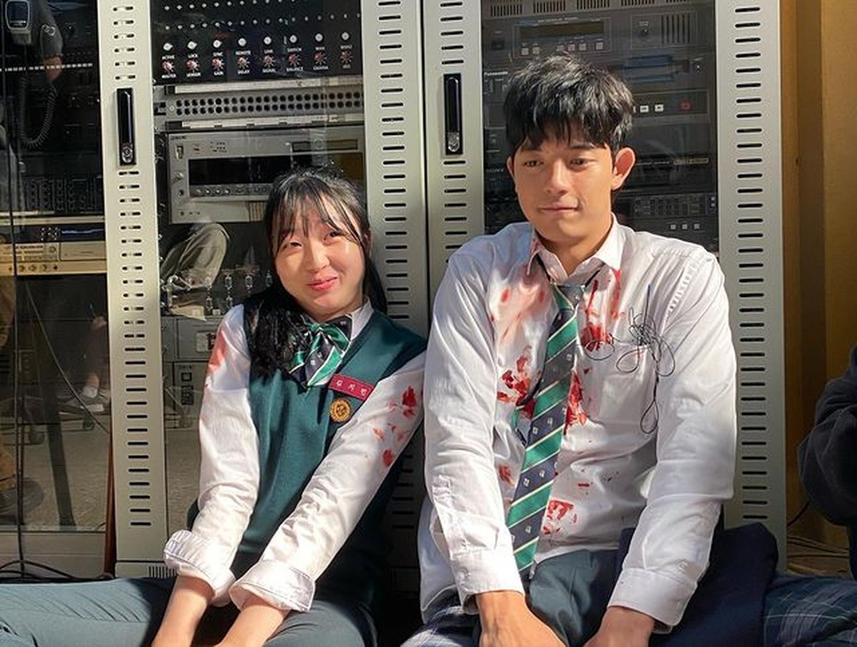 Drama All of Us Are Dead berhasil memuncaki posisi pertama di seluruh Dunia&period; Yuk&comma; intip potret keseruan para pemain dibalik layar&excl;