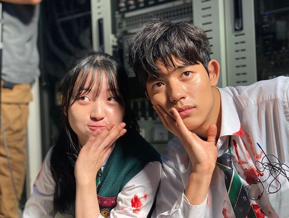 Drama All of Us Are Dead berhasil memuncaki posisi pertama di seluruh Dunia&period; Yuk&comma; intip potret keseruan para pemain dibalik layar&excl;