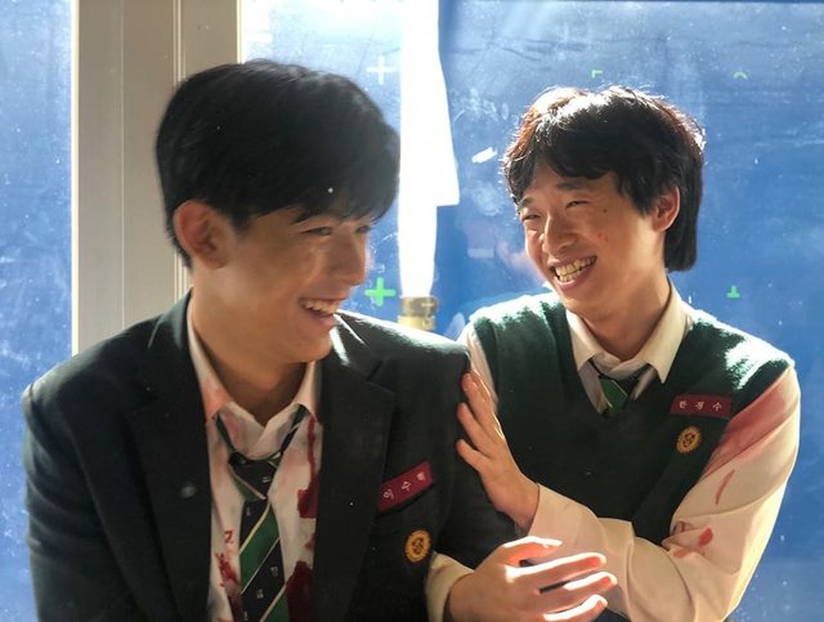 Drama All of Us Are Dead berhasil memuncaki posisi pertama di seluruh Dunia&period; Yuk&comma; intip potret keseruan para pemain dibalik layar&excl;