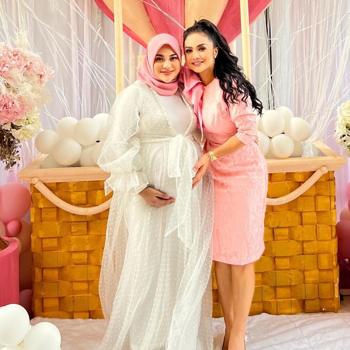 <p>Enggak cuma Ashanty, Bunda kandung Aurel yakni Krisdayanti turut hadir di acara <em>baby shower</em> sang putri. Ia memeluk erat putrinya yang sebentar lagi akan menjadi seorang Bunda. (Foto: Instagram @krisdayantilemos)</p>