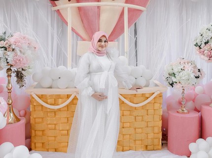 7 Potret Baby Shower Aurel Hermansyah, Manis Serba Pink Bun