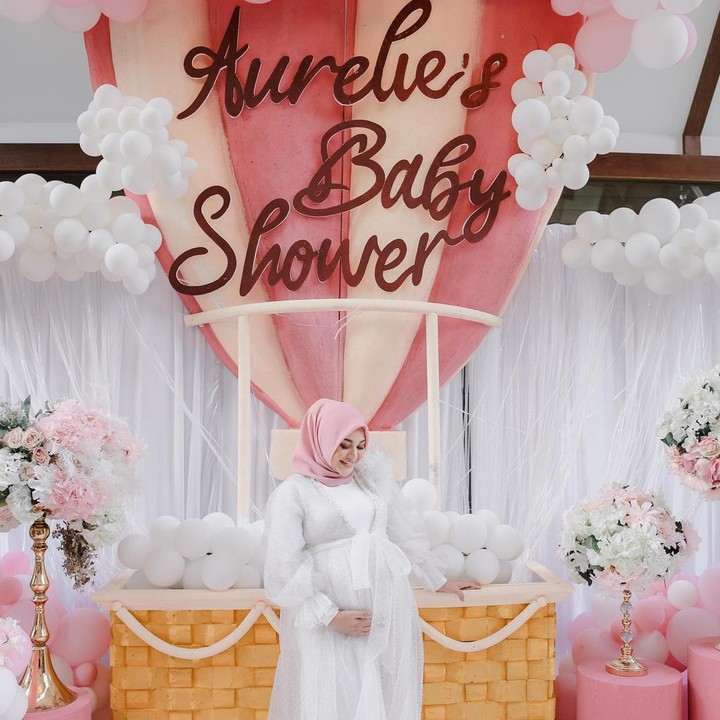 <p>Usia kehamilan Aurel Hermansyah sudah memasuki trimester tiga. Ia baru saja menggelar acara <em>baby shower,</em> Bunda. (Foto: Instagram @aurelie.hermansyah @eternize.id)</p>