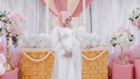 <p>Usia kehamilan Aurel Hermansyah sudah memasuki trimester tiga. Ia baru saja menggelar acara <em>baby shower,</em> Bunda. (Foto: Instagram @aurelie.hermansyah @eternize.id)</p>