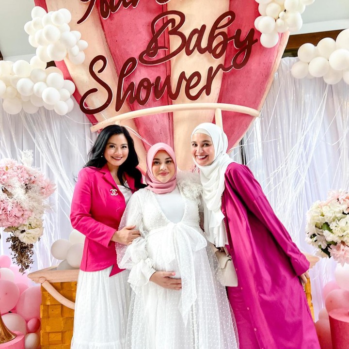 <p>Tak hanya keluaga, Aurel Hermansyah juga mengundang para rekan artis ke acara <em>baby shower</em>. Ada Shireen Sungkar, Titi Kamal, dan sederet artis lain seperti Lesti Kejora, Nagita Slavina, dan Ayu Dewi. (Foto: Instagram @shireensungkar)</p>