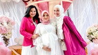 <p>Tak hanya keluaga, Aurel Hermansyah juga mengundang para rekan artis ke acara <em>baby shower</em>. Ada Shireen Sungkar, Titi Kamal, dan sederet artis lain seperti Lesti Kejora, Nagita Slavina, dan Ayu Dewi. (Foto: Instagram @shireensungkar)</p>