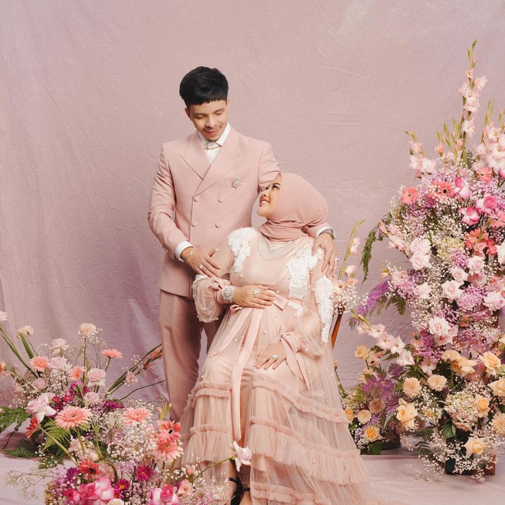 <p><em>Maternity shoot</em> terlihat sangat manis dengan nuansa pastel yang lembut. Kita doakan semoga pasangan ini dapat menyambut kelahiran bayi mereka dengan bahagia, ya. (Foto: Instagram @aurelie.hermansyah @winstongomez)</p>