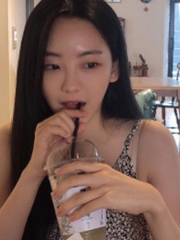 Awalnya, Cho Yi Hyun ingin terjun ke dunia teater musikal. Oleh karena itu, ia memutuskan masuk ke SMA Hanlim untuk mengasah kemampuannya di sekolah tersebut./ foto: instagram.com/yihyun_1208