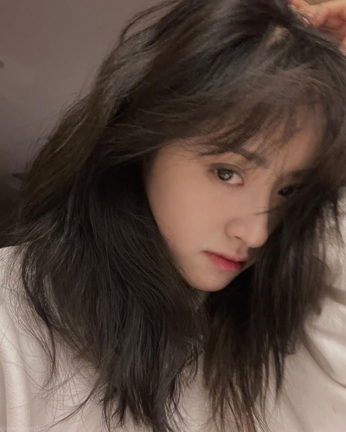 Baru-baru ini, Shen Yue membiarkan rambut aslinya memanjang melebihi bahunya. Ternyata dia memang sengaja memanjangkan rambut untuk syuting drama terbarunya berjudul The Comic Bang yang akan rilis di tahun ini. /Foto: instagram.com/shenyueyeaeh