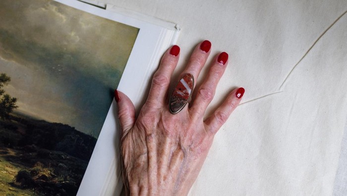 5 Langkah Merawat Kulit Tangan untuk Bekal Penampilan Tetap Memesona di Usia 50 Tahun ke Atas