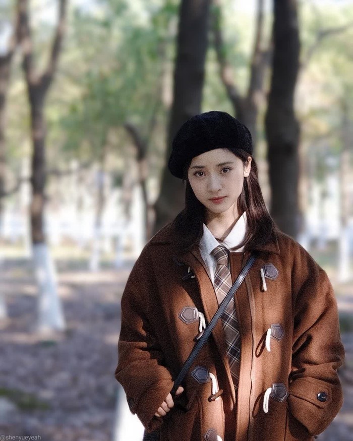 Dalam drama terbarunya, yakni The Comic Bang, Shen Yue akan beradu akting dengan Wang Jing Xuan yang berperan menjadi Lu Xe Qi. LuYe Qi adalah seorang siswa yang cerdas dan rendah hati sehingga membuat Shen Yue terpikat. / Foto: instagram.com/shenyueyeah