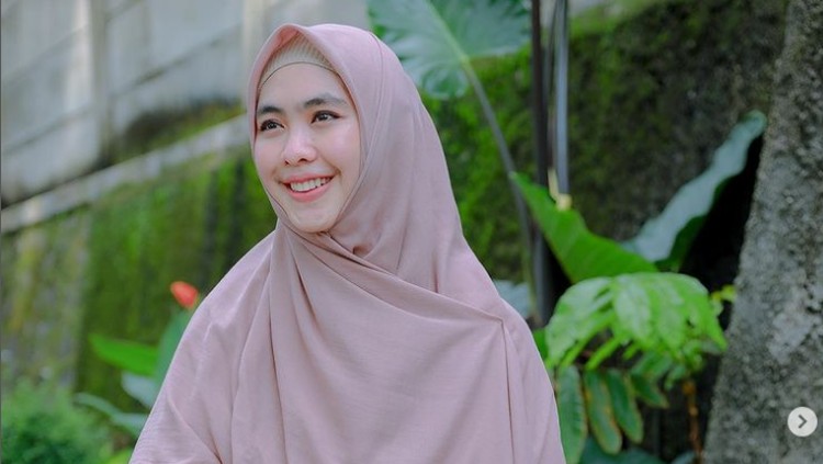 Gaya Hijab Oki Setiana Dewi.