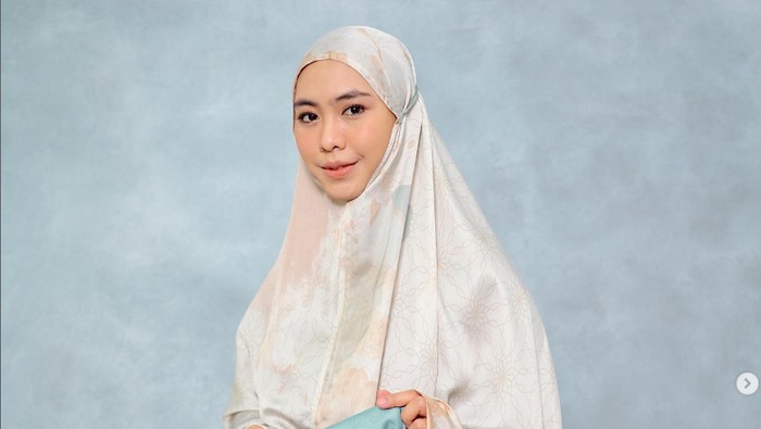 Gaya Hijab Oki Setiana Dewi.