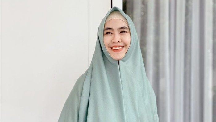 Gaya Hijab Oki Setiana Dewi.