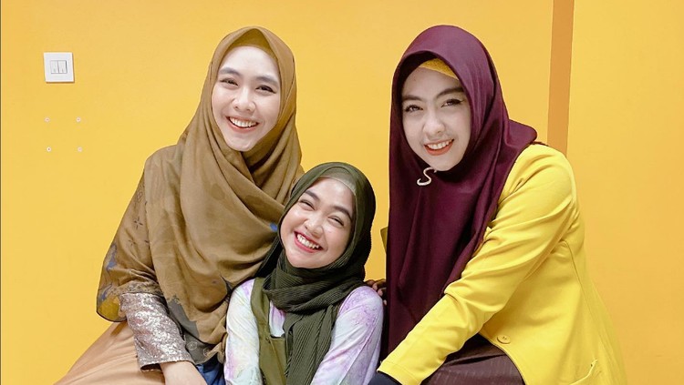 Gaya Hijab Oki Setiana Dewi.