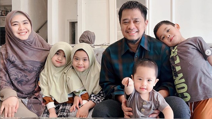 Gaya Hijab Oki Setiana Dewi.