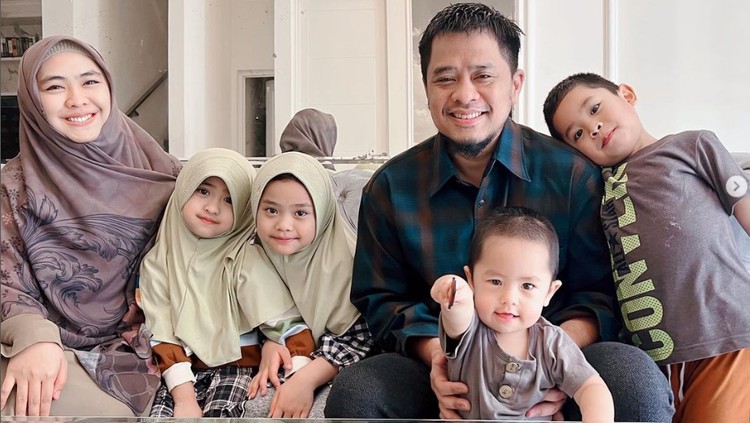 Gaya Hijab Oki Setiana Dewi.