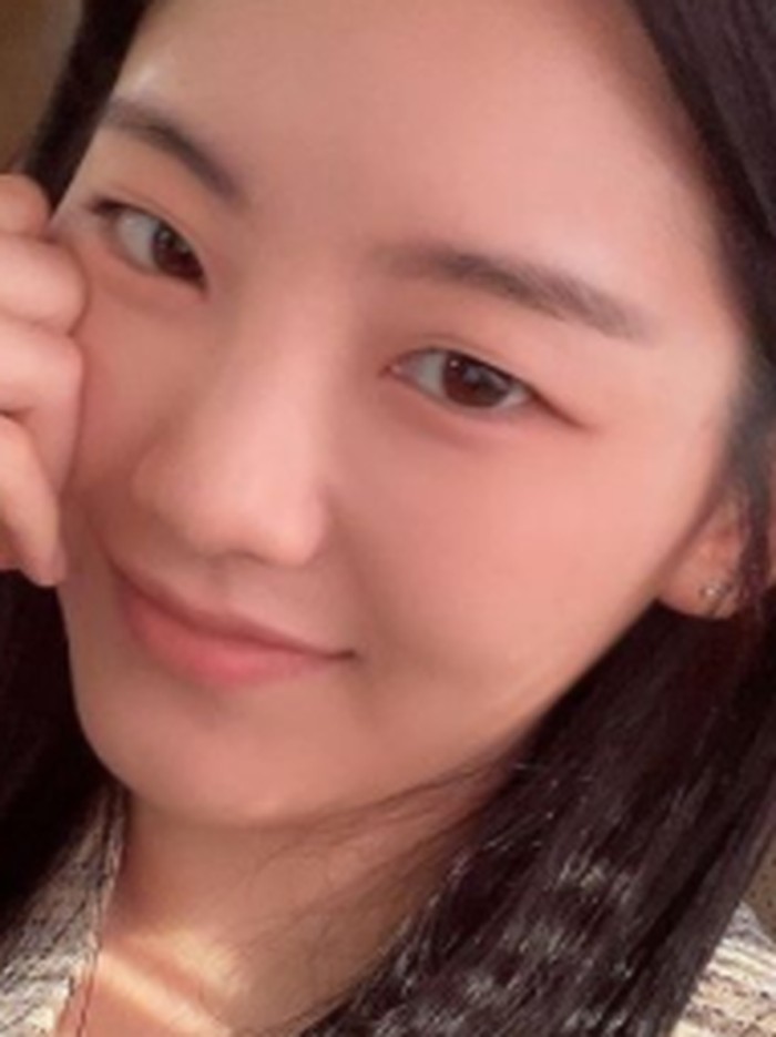 Cho Yi Hyun merupakan lulusan dari Hanlim Multi Art High School, salah satu SMA populer yang juga sekolah para idol K-Pop, dan saat ini sedang berkuliah di Universitas Kyunghee./ foto: instagram.com/yihyun_1208
