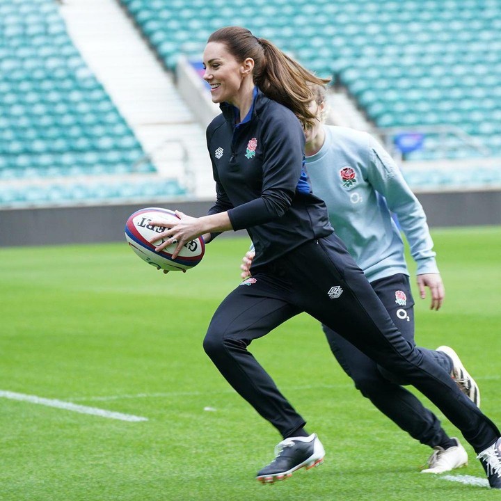 <p>Kate Middleton menjalani peran barunya itu dengan kunjungan ke Twickenham. Dia bertemu dengan pemain dari tim internasional rugby union pria dan wanita Inggris. (Foto: Instagram @theroyalfamily)</p>
