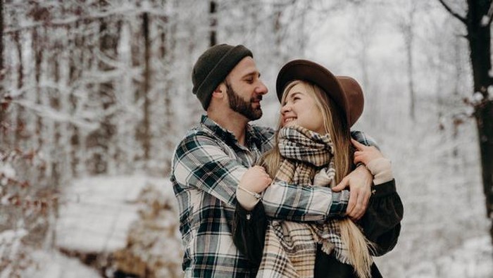 7 Kepribadian Manusia Dilihat dari Cara Memeluk! Pacar Kamu Termasuk yang Mana, Nih?