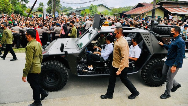 Jokowi bercerita dalam kunker ke Dairi, Sumut, saat turun dari helikopter di Stadion Sidikalang sudah ramai warga menyambutnya hingga Lapangan Sudirman.