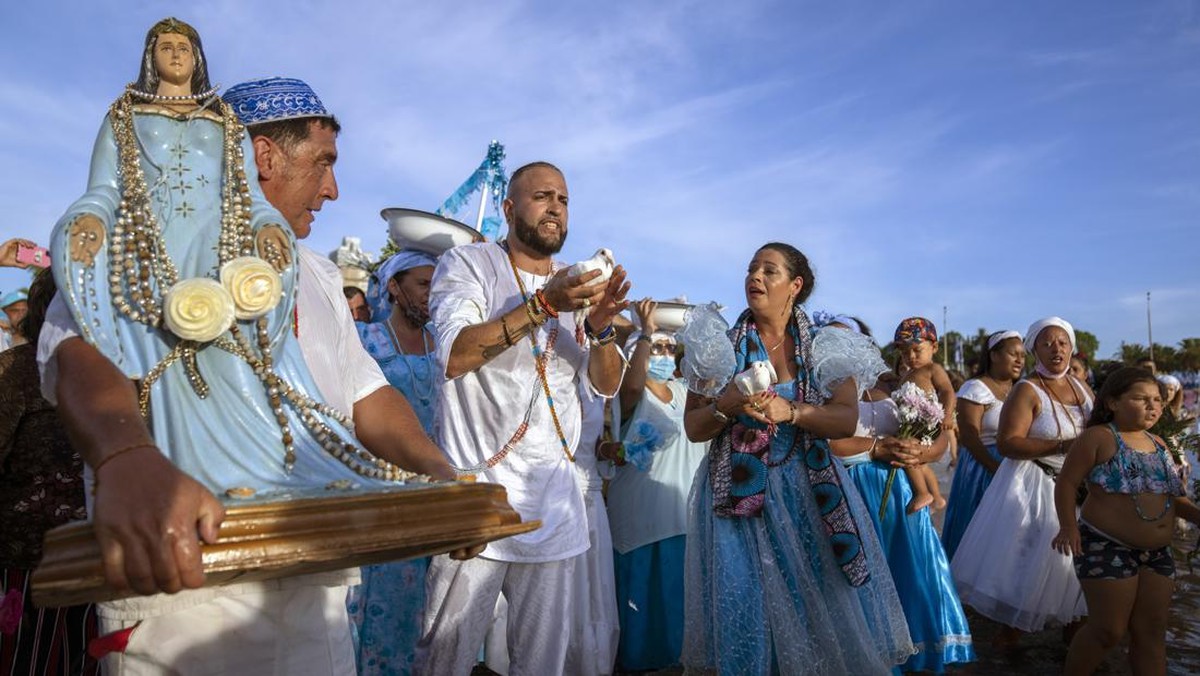 FOTO: Ritual Yemanja, Ucapan Syukur Bagi Dewi Laut di Uruguay