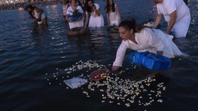 FOTO: Ritual Yemanja, Ucapan Syukur Bagi Dewi Laut di Uruguay